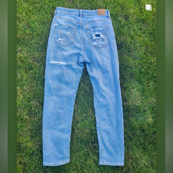 American Eagle High Waisted Distressed Lightwash Blue Denim Jeans with Butt Rip - Picture 2 of 2